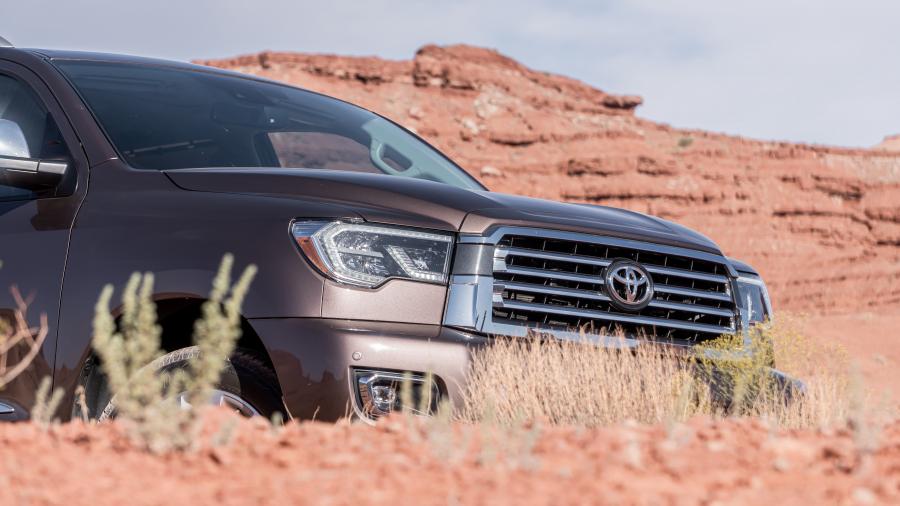 Детали экстерьера Toyota Sequoia Platinum 2017 года  (фото 20 из 30)